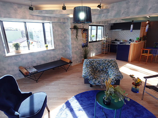 部屋に対して斜めに貼り込んだフローリングによって部屋はもっと広く見えます