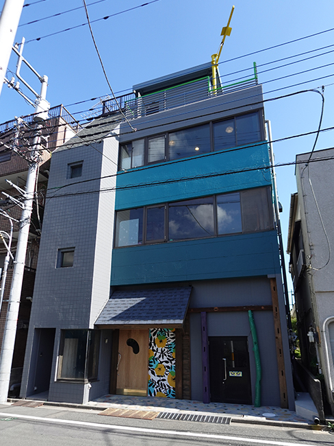 外壁はグレーを基調としてブルーとグリーンを使い、1階正面には古材を取り付け和にテイストを入れつつモダンで気品のある外観になりました